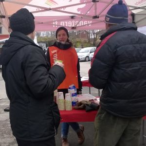 Li Andersson på Dalsbruks torg. Li Andersson tillsammans med väljare på Dalsbruks torg