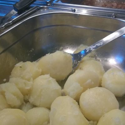 Keitetyt perunat tarjolla.
