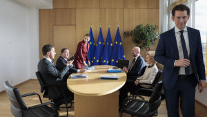 Nederländernas, Österrikes, Sveriges och Danmarks regeringschefer förhandlar om EU-budgeten i Bryssel i februari 2020. Nederländernas, Österrikes, Sveriges och Danmarks regeringschefer förhandlar med kommissionsordföranden Ursula von der Leyen och ordföranden för Europeiska rådet Charles Michel i Bryssel i februari.