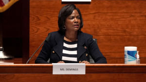 Val Demings bakgrund inom polisväsendet ses både som en för- och nackdel i det rådande politiska klimatet. Politikern Val Demings i en talarstol.
