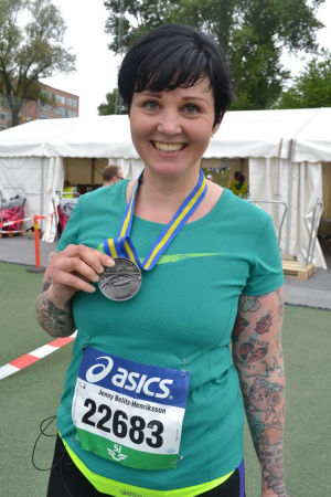 Jenny Belitz-Henriksson efter avklarat lopp. Jenny Belitz-Henriksson efter avslutat maraton.