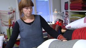 Maria Thun-Ström tillverkar bland annat dynor av begagnat tyg. Maria Thun-Ström