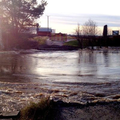 Gammelbron i Finby har dragits med i det ovanligt höga flödet i Närpes å.