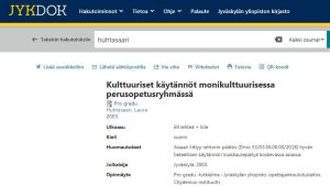 Plagiatstämpel. Skärmdump från Jyväskylä universitets biblioteksdatabas. Resultatet av universitetets förundersökning har fogats till biblioteksexemplaren av Laura Huhtasaaris pro gradu. Skärmbild från Jyväskylä universitets biblioteksdatabas med anmärkning om rektors beslut gällande Laura Huhtasaaris pro gradu.
