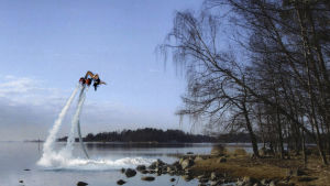 Anna Uddenbergs skiss av Free Fall. - Anna Uddenberg är en fantastisk konstnär - överraskande, spännande och modig - något hon ännu en gång bevisar med Free Fall, säger Hanaholmens VD Gunvor Kronman i ett pressmeddelande. Skulpturen vid strandkanten.