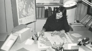 Karttanimistön tarkistusta 1980-luvun lopulla. Kuvassa Eeva-Liisa Stenhammar. Karttanimistön tarkistusta Kielitoimistossa 1980-luvun lopulla. Kuvassa Eeva-Liisa Stenhammar