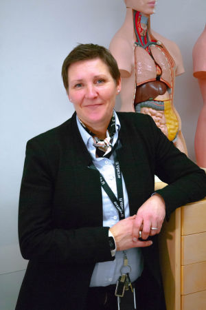 Maria Forss är perfekt inom sjukvård på yrkeshögskolan Arcada i Helsingfors en kvinna som ler mot kameran