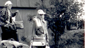Anna-Maja och mamma Majlis har just kommit ut till Mässkär, en sommar i början av 1970-talet. En liten Anna-Maja Henriksson med sin mamma Majlis på Mässkär
