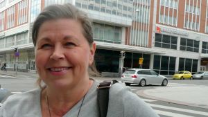 – Jotta pääsemme eteenpäin, on käännyttävä toistemme puoleen, ei toisiamme vastaan, sanoo Kätilöliiton puheenjohtaja Katriina Bildjuschkin. Kätilöliiton puheenjohtaja Katriina Bildjuschkin katsoo kameraan.