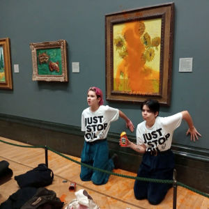 Aktivistit liimasivat kätensä seinään Van Goghin maalauksen edessä, joka on tomaattikeiton peitossa.