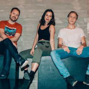Dan, Malena och Matias sitter vid en stenvägg