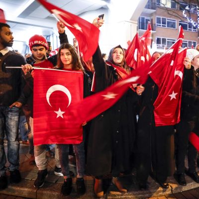 Ihmiset heiluttavat Turkin lippuja Turkin konsulaatin edessä Rotterdamissa.