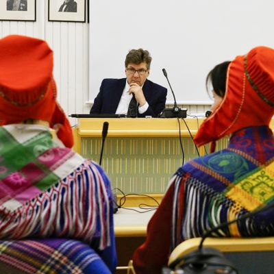 Kuva Tenon luvattoman pyynnin käräjistä Utsjoella 14.2.2019. Kuvassa käräjätuomari Esko Hohti.