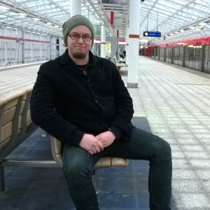 Simo Rajamäki istuu Vuosaaren metroasemalla