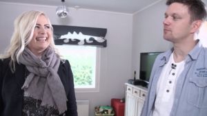 Fastighetsmäklaren Kaisa Liski. kaisa liska och robban nilsson hemma hos robban