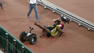 Usain Bolt jäi hieman jykevämmän mini-segwayn jyräämäksi Pekingissä yleisurheilun MM-kisoissa. Kuluttajille kaupataan kevyempiä versioita. // Kuva: EPA / Rolex Dela Pena