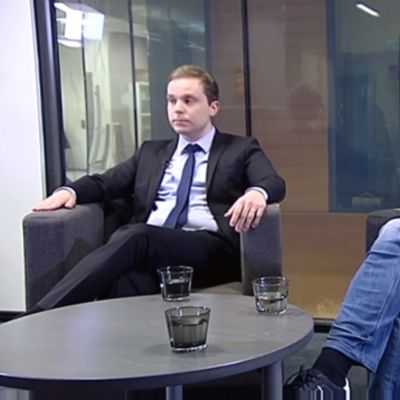 Kansanedustajat Petri Honkonen (kesk.) ja Sinuhe Wallinheimo (kok.) Yle Jyväskylän nettistudiossa.
