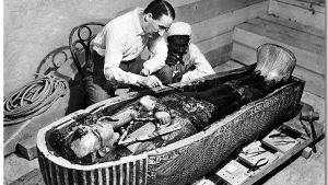 Tutankhamonin poikkeuksellisen hyvin säilynyt hauta löydettiin vuonna 1922. Howard Carter opens the innermost shrine of King Tutankhamen's tomb near Luxor, Egypt which one of carter's water boy found the steps down to.