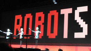 Saksalaisen Kraftwerk-yhtyeen robotit konserttilavalla