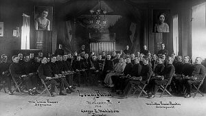 The Louhi Band Monessenin Suomalaisella raittiusyhdistyksen talolla vuonna 1918. The Louhi Band Monessenin Suomalaisella raittiusseuratalolla vuonna 1918.