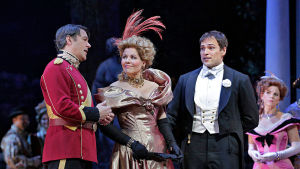 Danilo (Nathan Gunn), Hanna (Renée Fleming) ja Camille (Alek Shrader). Iloinen leski Metropolitan-oopperassa