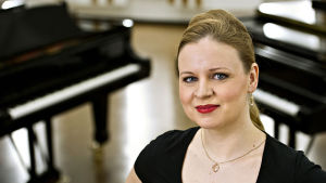 Lotta Emanuelsson toimittaa laulukilpailun suorat radiolähetykset. Lotta Emanuelsson