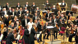 Sakari Oramo kukitettuna konsertin jälkeen. Tukholman kuninkaallinen filharmoninen orkesteri