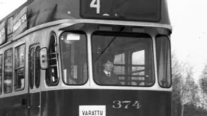 Först 1966 anställdes den första kvinnliga spårvagnsföraren. Bilden är från 1968. Kvinnlig spårvagnschaufför på 4:an, Yle Arkivet 1968