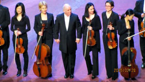 Daniel Barenboim pitää kiitoksissa tiukasti kiinni sellisti Sennu Laineen kädestä. Daniel Braenboim ja muusikoita