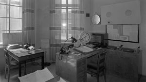 Aikamerkkilaite Fabianinkadun kuuluttamossa 1944. Seinällä gongi. Yleisradion aikamerkkilaite Fabianinkadun kuuluttamossa 1944.