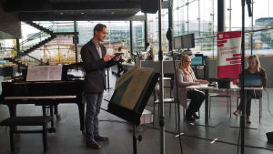 Säveltäjä Lauri Mäntysaari pitää Suomen säveltäjien puheenvuoron Kantapöydän suorassa lähetyksessä Musiikkitalon kahvilassa 21.10.2015. Säveltäjä Lauri Mäntysaari pitää Suomen säveltäjien puheenvuoron Kantapöydän suorassa lähetyksessä Musiikkitalon kahvilassa 21.10.2015.