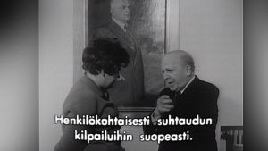 Haastateltavana viulupedagogi ja ensimmäisen kansainvälisen Jean Sibelius -viulukilpailun tuomariston jäsen Louis Persinger. Haastateltavana viulupedagogi ja ensimmäisen kansainvälisen Jean Sibelius -viulukilpailun tuomariston jäsen Louis Persinger.