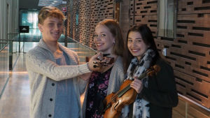 Sibelius-viulukilpailun 2015 nuoret chättiasiantuntijat Abel Puustinen, Essi Höglund ja Tami Pohjola.