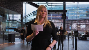 Jennah Vainio piti Suomen säveltäjien puheenvuoron Kantapöydän suorassa lähetyksessä Musiikkitalon kahvilassa 18.11.2015. Jennah Vainio piti Suomen säveltäjien puheenvuoron Kantapöydän suorassa lähetyksessä Musiikkitalon kahvilassa 18.11.2015.