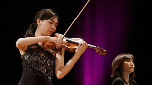 Nancy Zhoun pianistina Sibelius-viulukilpailussa 2015 on ollut Naoko Ichihashi.