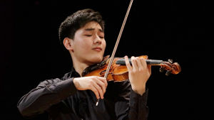 Kiinalainen Zeyu Victor Li Sibelius-viulukilpailussa 2015.