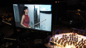 Nancy Zhou viilettää lavalle soittamaan Tshaikovskin viulukonserton ensimmäisessä finaali-illassa 1.12.2015.