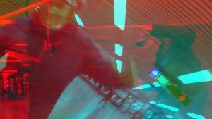 Renvall editoi tallentunutta materiaalia päällekkäin. Chroma key -kankaalle heijastuu yksi todellisuus. Ote Markus Renvallin ja ohikulkijoiden performanssista syntyneestä videotaiteesta Ote Markus Renvallin videotaideperformanssista Helsingin asematunnelissa