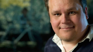 Jukka Isojoki håller i Vegatoppen varje lördag i Radio Vega jukka isojoki, programledare för vegatoppen, nöjesfredag, lördax