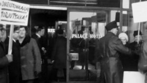 Mielenosoitus Palacen edessä 1970