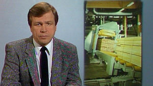 Arvi Lind lukee uutisen Penttilän sahasta (1986).