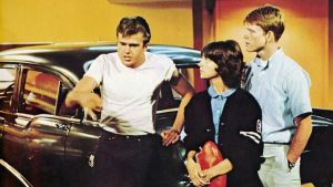 Paul Le Mat (vas.), Mackenzie Phillips ja Ron Howard elokuvassa American Graffiti eli Svengijengi ´62.