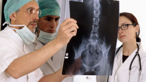 Lääkärit tutkivat röntgenkuvaa