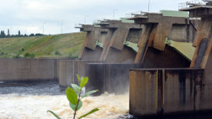 Kuvassa on Taivalkosken vesivoimalaitos.