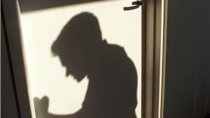 Även förövaren mår dåligt - och försöker bota sitt dåliga samvete genom att skylla på offret. Familjevåld