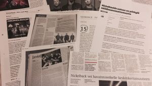 Salli Anttonen kävi läpi muun muassa Soundin, Nytin, Rumban, Helsingin Sanomien sekä Nuorgamin artikkeleita ja arvosteluja Nickelbackista. // Kuva: Salli Anttonen