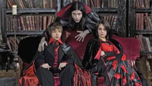 Teinidraculassa arki oli kummallista. Poikaa Vladia näytteli Gerran Howell ja isää eli Kreivi Draculaa Keith-Lee Castle. Isosisko Ingridiä näytteli Clare Thomas.