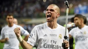 Pepe on yksi maailman parhaista puolustajista. Mestarien liigan finaalissa hän päätyi kuitenkin otskoihin filmaamisensa vuoksi. // Kuva: EPA / Daniele Mascono