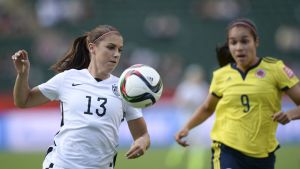 Yhdysvaltalaispelaaja Alex Morgan (vas.) on yksi maailman parhaista naisjalkapalloilijoista. Silti jopa FIFA nostaa artikkelinsa alussa esille hänen ulkonäkönsä. // Kuva: EPA / Mike Sturk