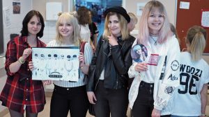 Mirella Vuorinen, Nella Lindstedt, Iida Lautinen ja Emma Partanen K-Conissa. // Kuva: YleX / Samppa Rautio